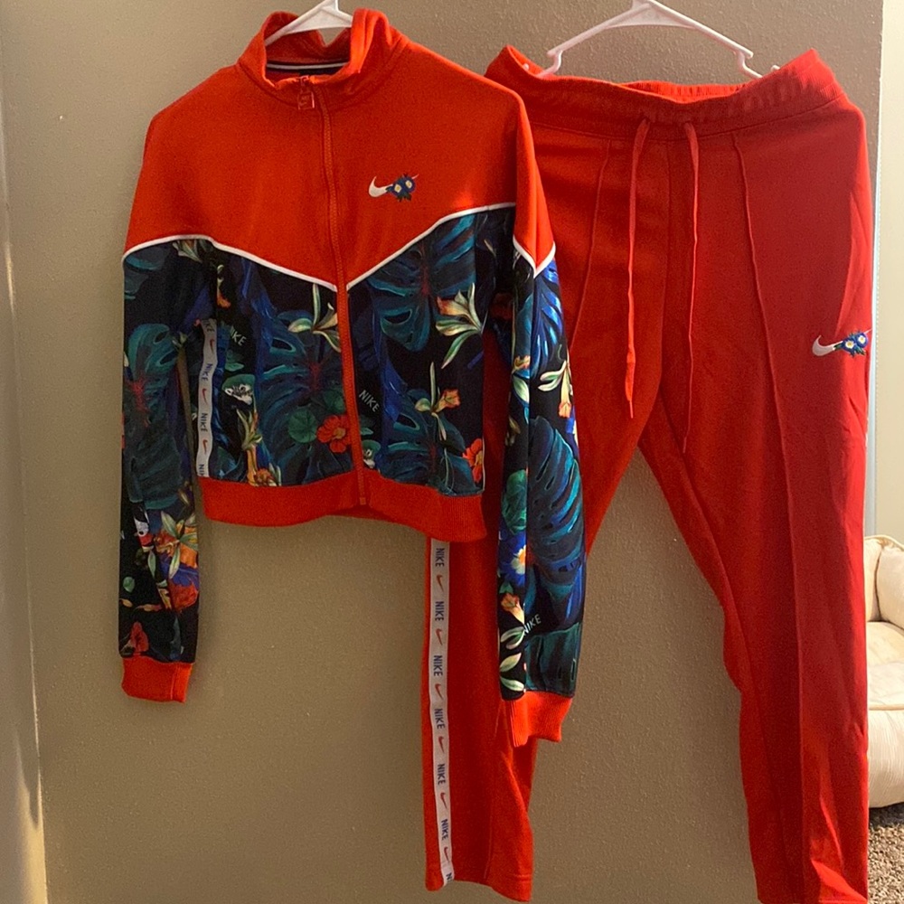 Hi! I am selling this red set from nike in a size small and has never been worn! - Picture 1 of 5